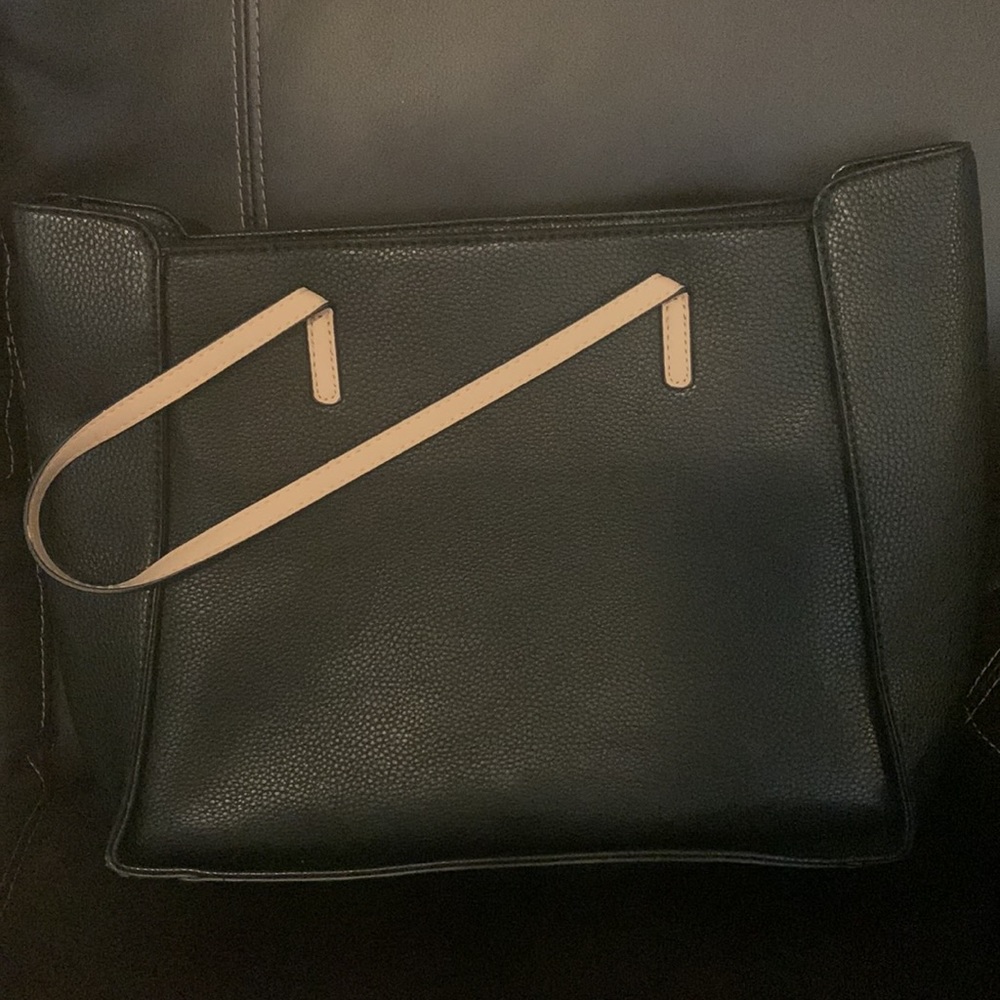 G by Guess Purse 👜 - Picture 9 of 12
